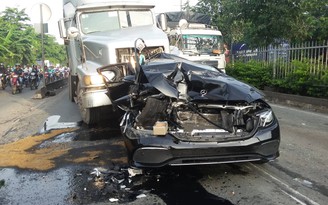 Xe Mercedes biến dạng trong vụ tai nạn liên hoàn trước trường ĐH Nông Lâm