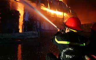 Cháy lớn tại công ty giấy trong Khu công nghiệp Vĩnh Lộc