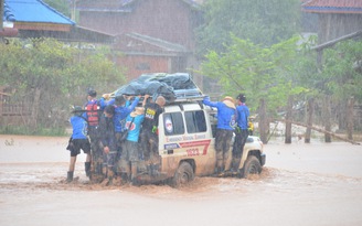 Cứu trợ tới vùng rốn lũ tại Lào