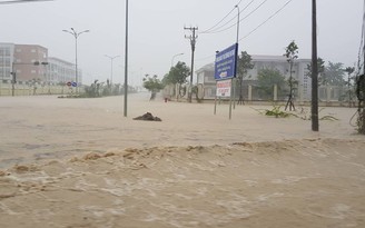 Nha Trang lại ngập nặng, đường phố biến thành 'sông'