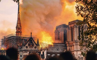 Nóng trên mạng xã hội: Bàng hoàng vụ cháy nhà thờ Đức Bà Paris