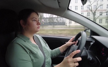 Cô gái Ukraine miệt mài học lái ô tô, mong ngày đưa mẹ sang Ba Lan