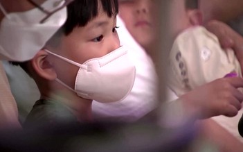 Hàn Quốc trong vòng luẩn quẩn sinh con ít - thiếu bác sĩ nhi khoa