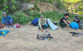 Bắt quả tang nghi phạm tàng trữ súng AR15 giữa rừng ở Phú Yên