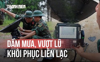 Dầm mưa khôi phục tín hiệu liên lạc giữa mưa lũ chia cắt Trà My, Trà Leng