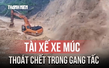 Thót tim cảnh sạt lở đồi ầm ầm, tài xế xe múc thoát chết trong gang tấc