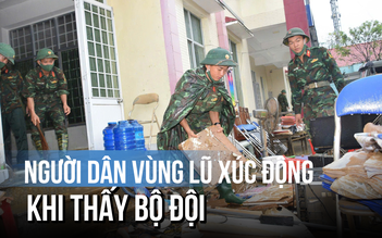 Ngổn ngang bùn đất sau lũ, người dân xúc động khi bộ đội 315 lao vào giúp dân