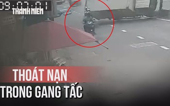 Khoảnh khắc thoát nạn trong gang tấc khi xe tải lật ngang
