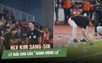 HLV Kim Sang-sik nói gì về chiếc khăn trắng mà trợ lý vẫy phút cuối trận?