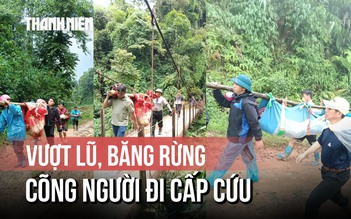 Gần 1 ngày trời cõng người dân đi cấp cứu: Bùn đất dưới chân, nguy cơ sạt lở trên đầu