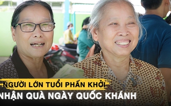 Cụ ông, cụ bà phấn khởi nhận quà 100.000 đồng: ‘80 năm độc lập, mừng lắm’