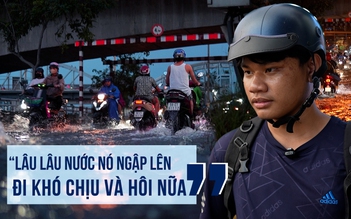 Triều cường ‘nuốt’ đường Trần Xuân Soạn, người dân TP.HCM bì bõm giờ tan tầm