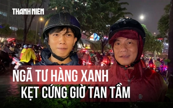 Mưa như trút nước, ngã tư Hàng Xanh kẹt cứng giờ tan tầm Mưa như trút nước, ngã tư Hàng Xanh kẹt cứng giờ tan tầm