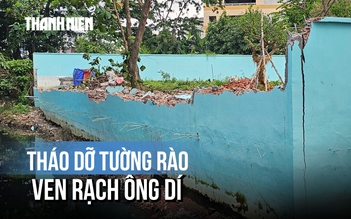 Tháo dỡ tường rào xây không phép ven rạch Ông Dí ở TP.HCM