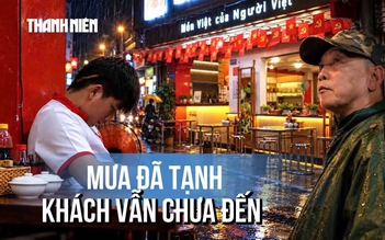 Mưa tạnh, đường hết ngập: Vì sao phố ẩm thực Phan Xích Long vẫn vắng khách?