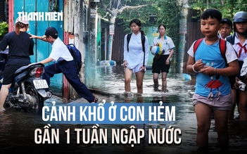 Cảnh khổ ở hẻm TP.HCM: Gần 1 tuần ngập nước, học sinh lội nước đi học