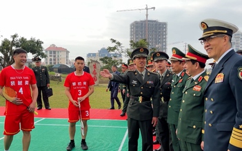 Đại tướng Phan Văn Giang sang Trung Quốc, cùng thượng tướng Đổng Quân xem thể thao