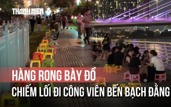 Bủa vây hàng rong chèo kéo, xe máy chiếm lối đi ở công viên khu vực bến Bạch Đằng