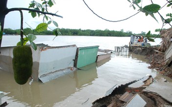 Bốn căn nhà sụp xuống sông, một người chết