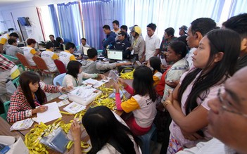 Người Myanmar, du khách nô nức đi ‘làm thẻ’ SEA Games
