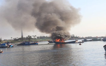 Cháy 2 tàu cá, thiệt hại hàng tỉ đồng