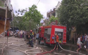 Nhiều người hoảng loạn khi cháy lớn chung cư Hòa Minh