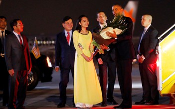 Vì sao cô gái tặng hoa Tổng thống Obama mặc áo dài vàng?