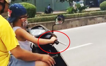 [VIDEO] Cha để con 6 tuổi lái xe lao phăng phăng trên đường Hà Nội