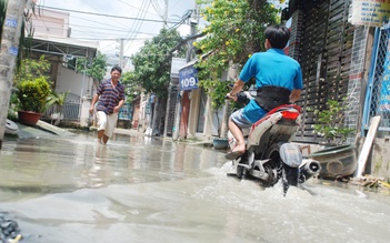 Dân Sài Gòn khổ sở vì nước ngập cả tháng không rút