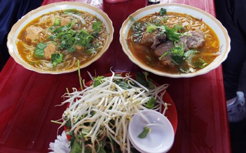 Người Sài Gòn kiên trì đợi để ăn bún giò gốc Huế nấu bằng bếp củi