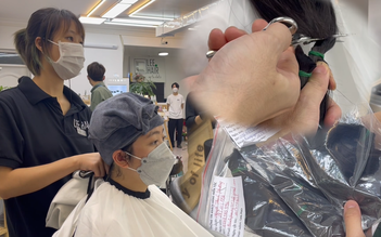 Chỉ cần làm một việc ý nghĩa, khách được chủ salon miễn phí tiền cắt tóc