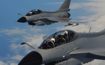 Cặp chiến đấu cơ Trung Quốc chặn máy bay Mỹ tại Biển Đông