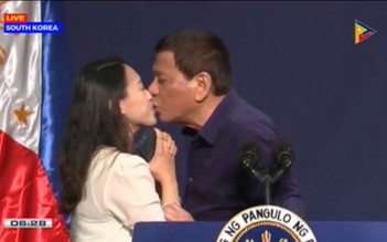 Hôn môi nữ công nhân, tổng thống Duterte 'gây bão'