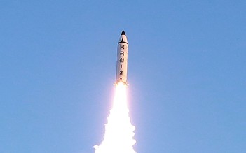 Ông Kim Jong-un ra lệnh sản xuất đại trà tên lửa vừa thử nghiệm