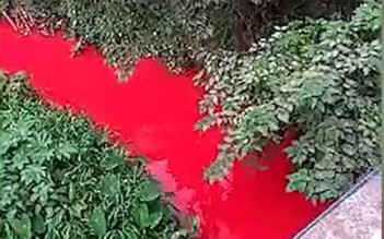 Dòng sông nhuộm đỏ ở Trung Quốc