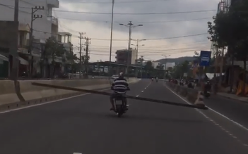 Ớn lạnh xe máy chở thanh sắt chắn ngang đường ở Nha Trang