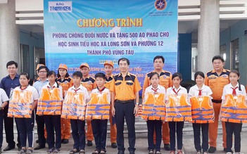 Tặng áo phao cho học sinh xã đảo Long Sơn
