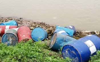 Bộ Công an giám định hơn 3 tấn chất thải đổ trộm xuống sông Hồng
