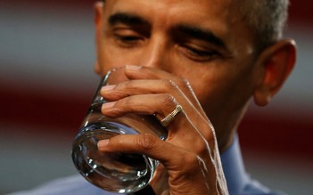 Ông Obama uống nước ở nơi nhiễm chì: 'Không phải tôi đang diễn kịch'