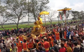 Lễ rước vua, chúa lạ mắt ở hội làng Thụy Lôi, Hà Nội