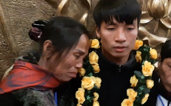 Mẹ của Bùi Tiến Dũng khóc khi đón con trai trở về quê nhà