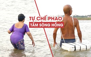 Nắng nóng 40 độ C, người Hà Nội chế phao buộc cổ ra sông Hồng tắm