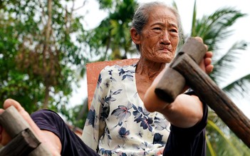 Cụ bà chèo xuồng nhặt ve chai ở Sài Gòn khoe mình “nghèo nhất thế giới“