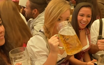 Đến hẹn lại lên, bia Đức lại sóng sánh lễ hội Oktoberfest