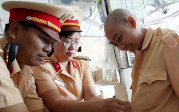 Chạm vào ước mơ: Em Lê Văn Khang làm cảnh sát giao thông