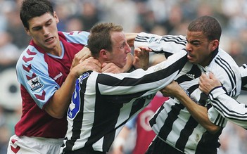 Ngày này năm ấy (2.4): Đồng đội cùng màu áo Newcastle “choảng” nhau