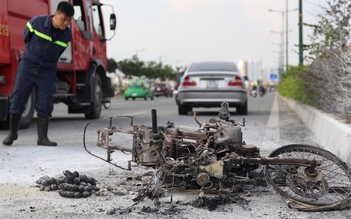 Xe máy chở hai can xăng cháy ngùn ngụt trên đường Phạm Văn Đồng