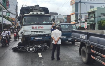 Tai nạn kinh hoàng: Xe tải lùa 8 xe máy trong tiếng la hét thất thanh