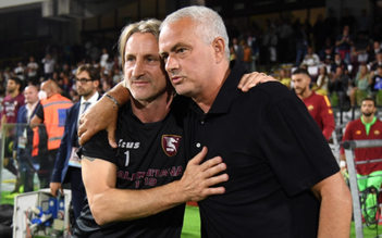 HLV Mourinho đưa ra thông điệp bất ngờ sau khi AS Roma chật vật hạ Salernitana