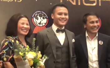 Bố mẹ Quang Hải xúc động khi con nhận giải tại AFF Awards